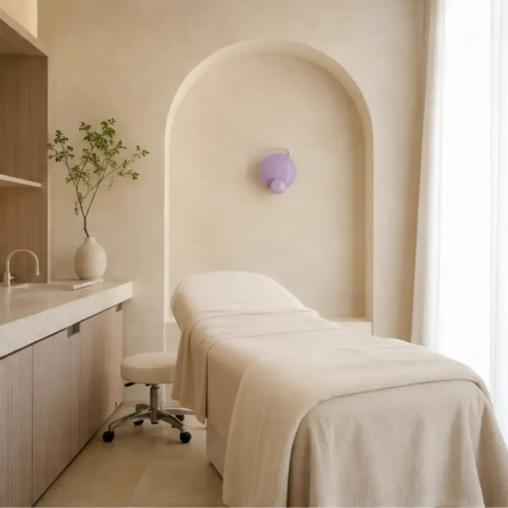 Sala de atendimento estética clara e tranquila