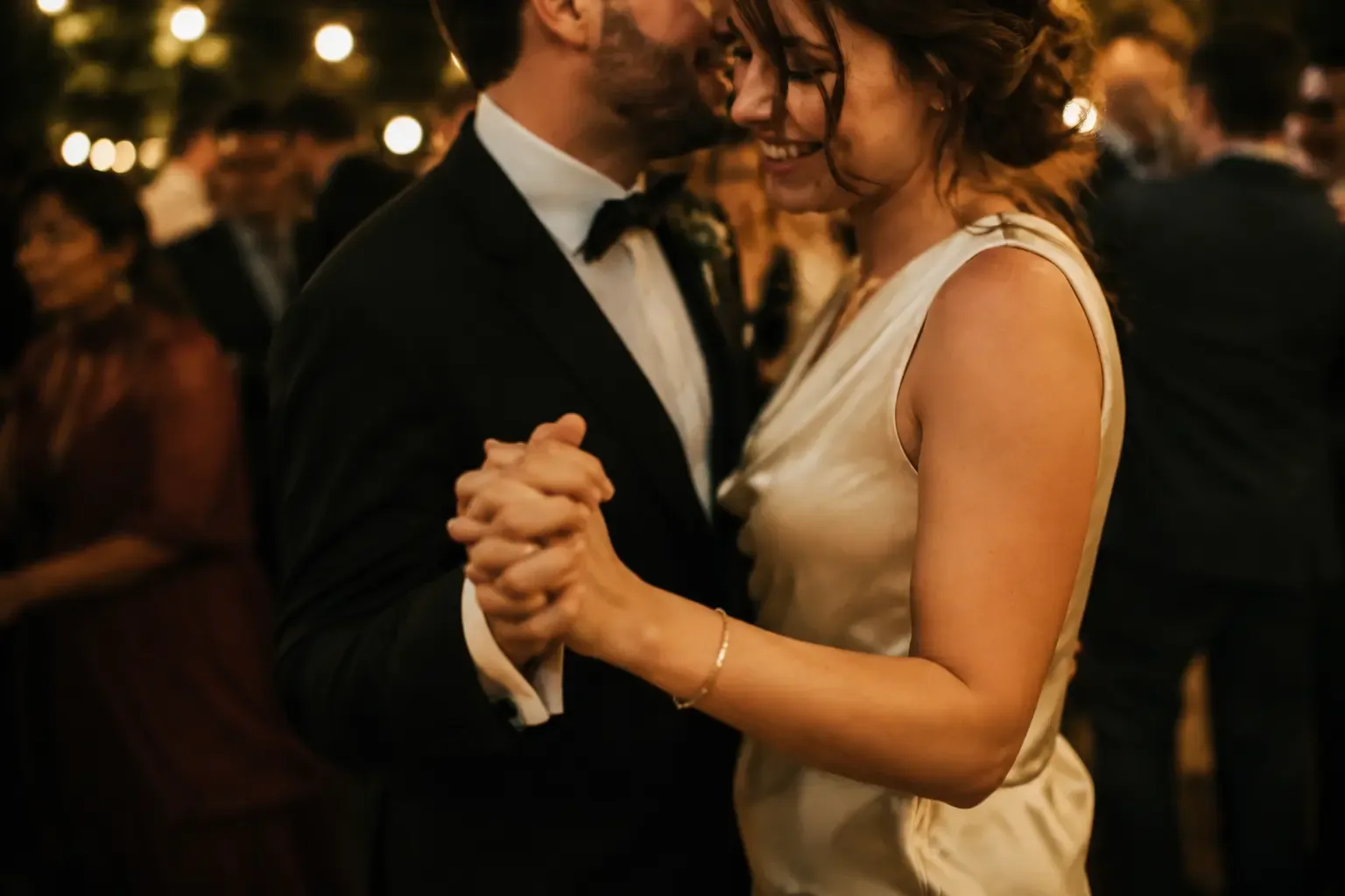 Casal dançando durante celebração